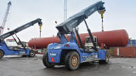 A blue truck with a crane on top of it. Beskrivelse genereret af AI