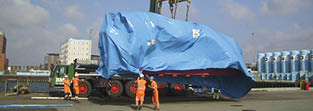 A blue tarp is covering a truck. Beskrivelse genereret af AI