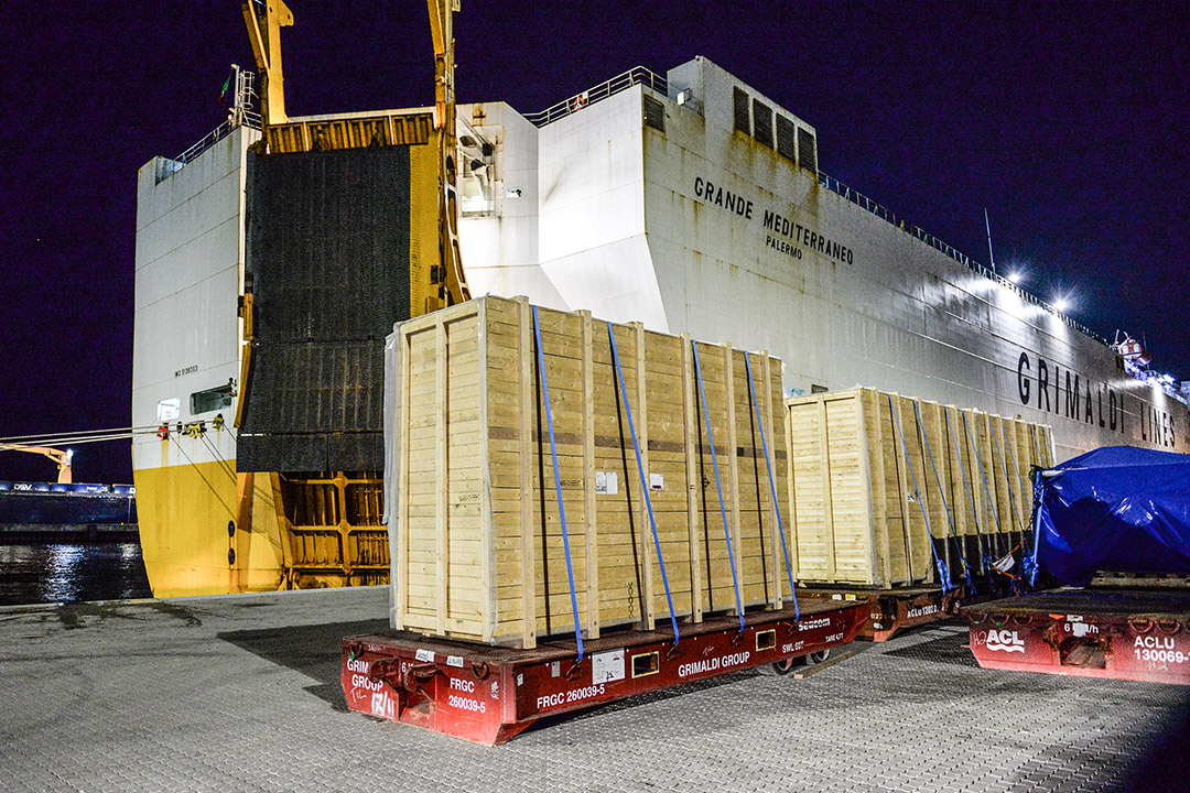 A Mafi-Trailer loaded with palletized cargo on the quay next to Grimaldi Lines Grande Mediterraneo.